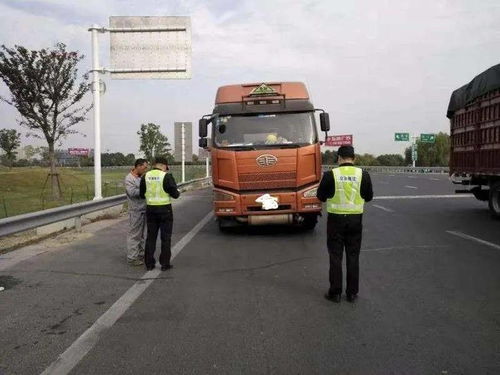 南通交通執法支隊節日堅守一線 嚴查“兩客一危”及貨運車輛保障道路安全